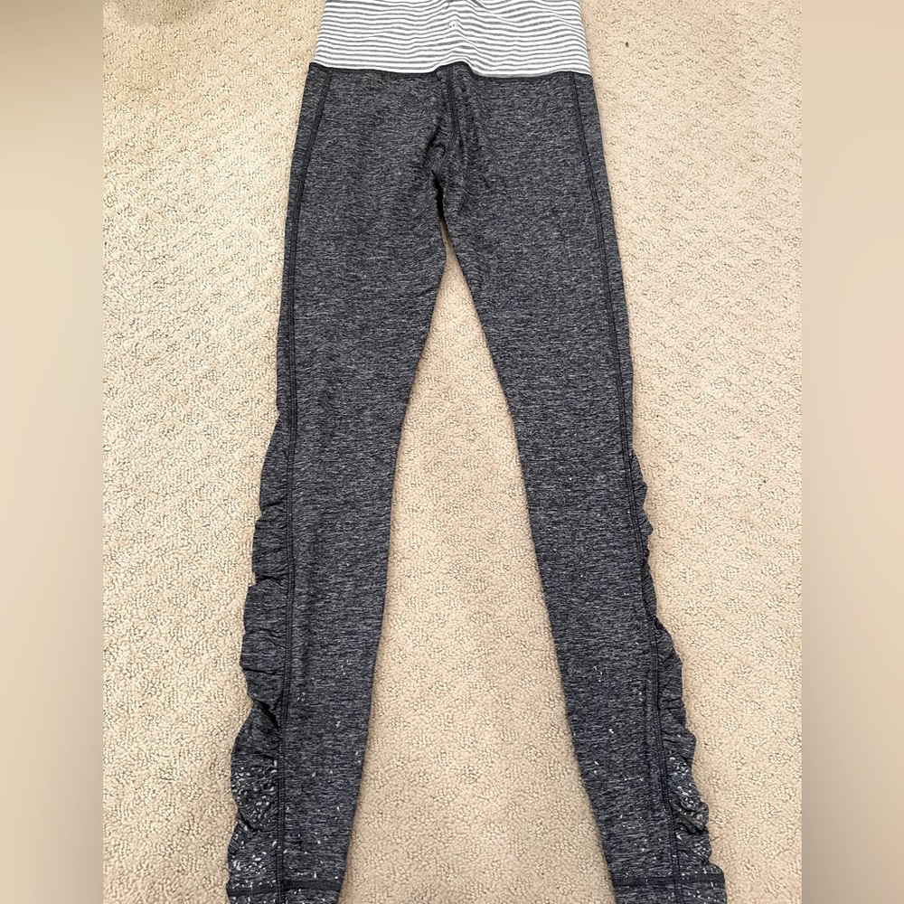 LULULEMON GREY STRIPED RIM STRETCHY LEGGED LEGGINGS